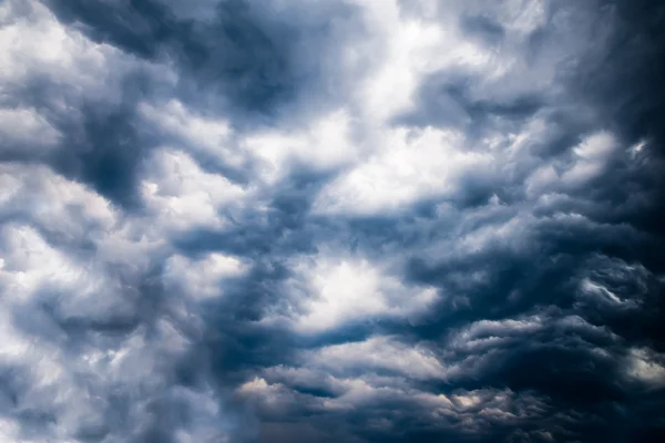 Céu escuro tempestuoso — Fotografia de Stock