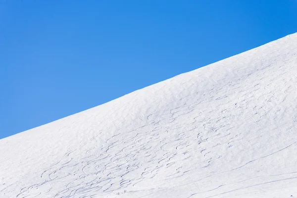 Piste de ski avec pistes de ski — Photo