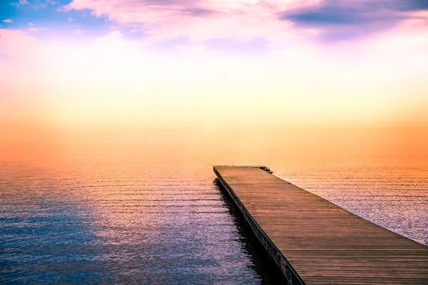 Ruhige Szene einer Seebrücke im Nebel Stockbild