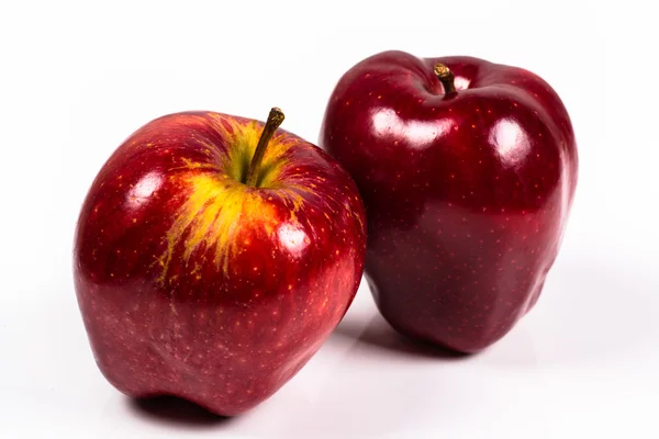 Deux pommes rouges délicieuses sur fond blanc — Photo