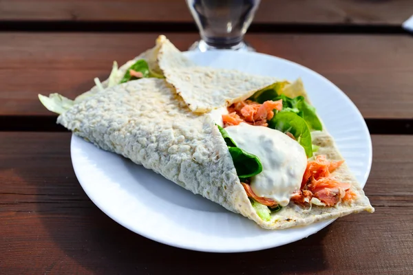 Leckeres Sandwich mit Salat und Räucherlachs — Stockfoto