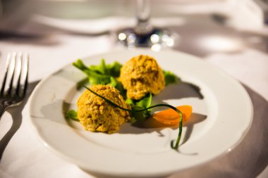 ton balığı meze ve salata ile beyaz tabağı