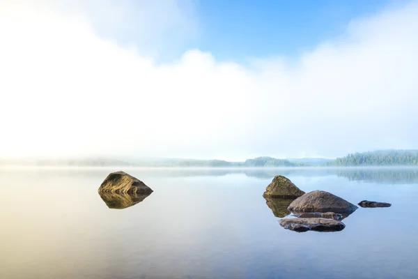 Mattina presto e armoniosa con nebbia sul lago — Foto Stock