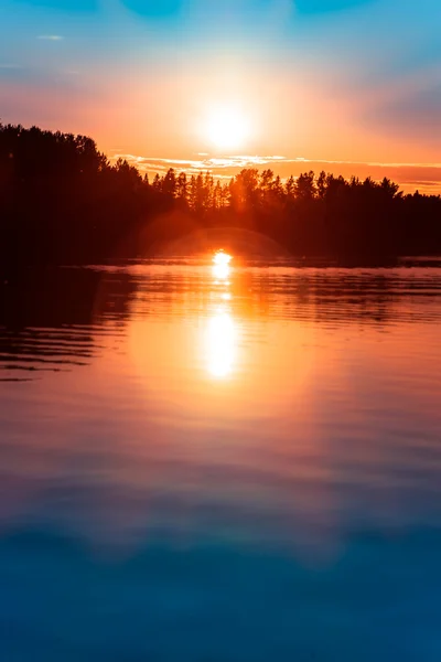 北欧の湖に沈む夕日 — ストック写真