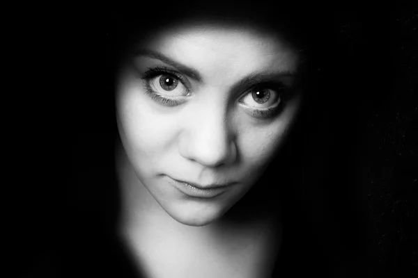 Kocagözlü utangaç genç kadın