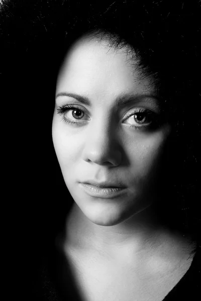 genç bir kadının duygusal siyah beyaz resim