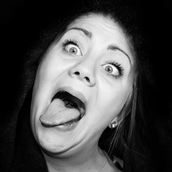 Bláznivá ženská s vypoulenýma očima a nataženou jazyk — Stock fotografie
