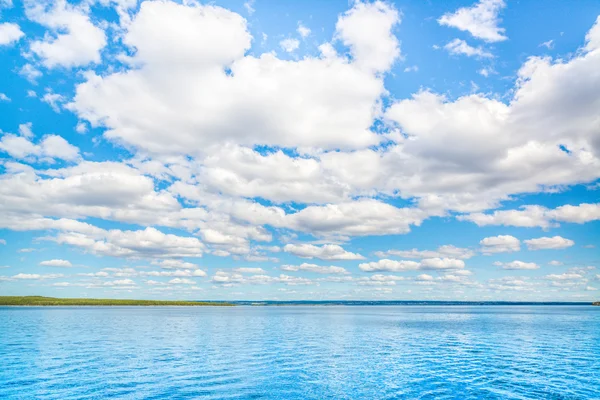 Летние фото озера и неба с маленькими облаками — стоковое фото