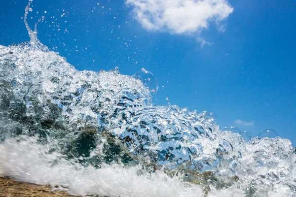 Vlna udeří na pláž — Stock fotografie