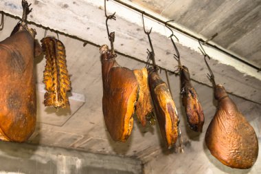 lezzetli prosciutto tavandan asılı