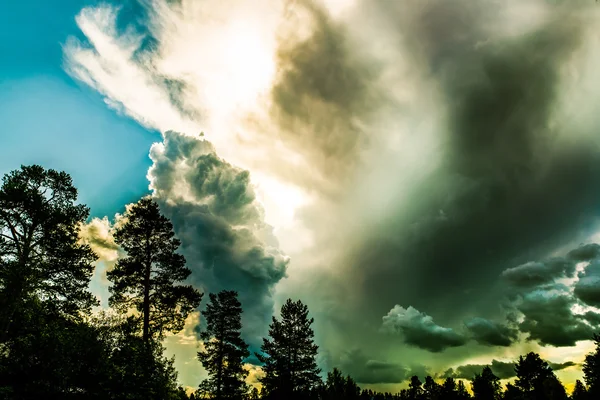 Драматическое небо, которое предвещает бури — стоковое фото