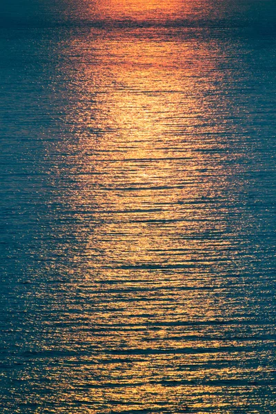 Evening view of the ocean with the sun's reflection — Stock Photo, Image