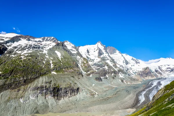 Mountain range with a blue sky above — Stock Photo, Image