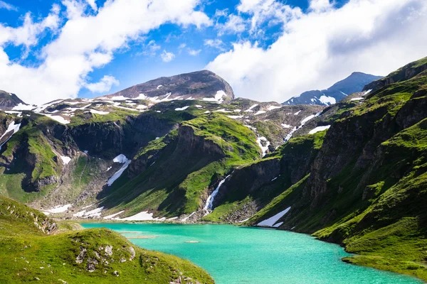 Beautiful turquoise lake below the high mountains — Stock Photo, Image