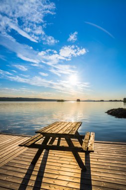 içinde belgili tanımlık geçmiş gün batımı ile bir iskele bankta