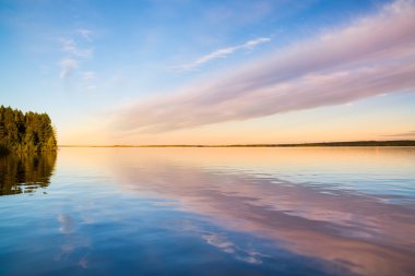 güzel boş bir göl manzaralı bulutlar yansıması