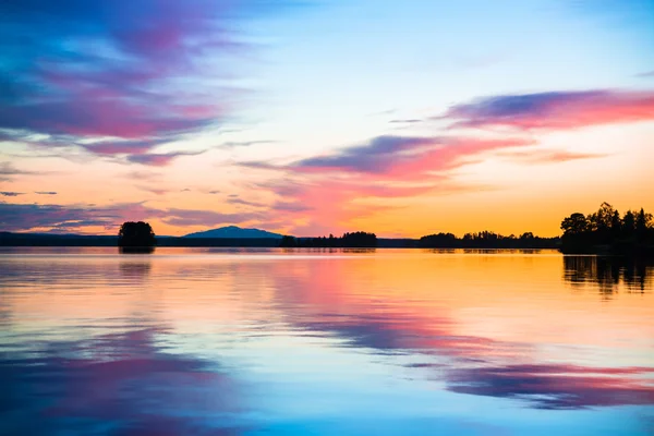 Kleurrijke sunset over een kalm meer Stockfoto