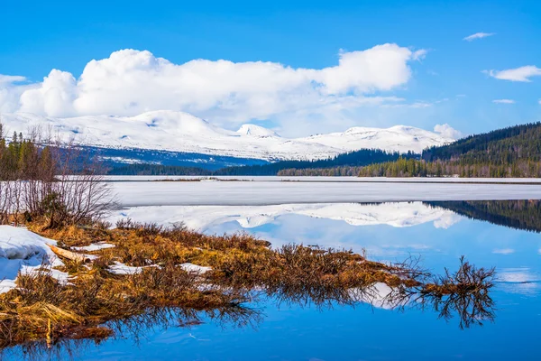 Imagem final do inverno de montanhas e um lago — Fotografia de Stock