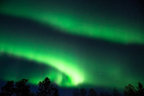Zielony aurora borealis na gwiaździste niebo — Zdjęcie stockowe