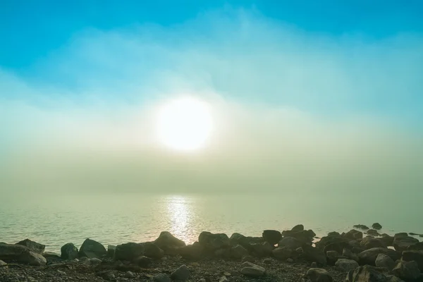 Niebla sobre un lago temprano en la mañana —  Fotos de Stock