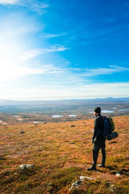 genç adam üzerinden görünüm bakan üst