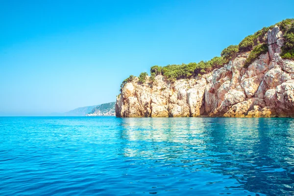 Hermosa costa con acantilados brillantes y mar turquesa Imagen de archivo