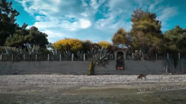 Çitli ve demir kapılı çakıl taşı plajı..