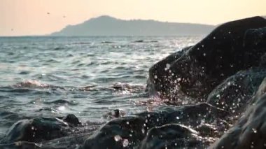 Dalgalar kayalara çarpıyor.