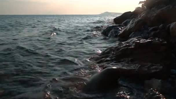 Ondas Batendo Rochas — Vídeo de Stock