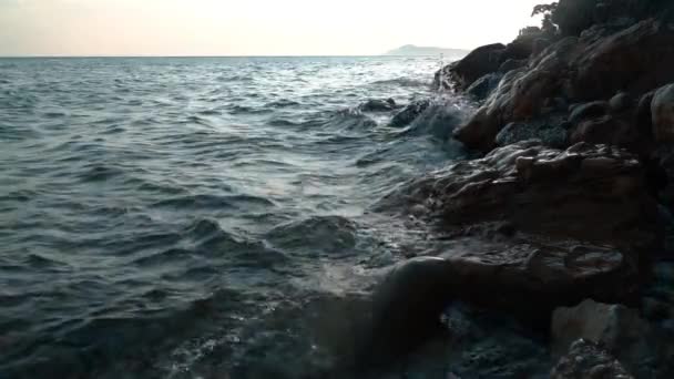 Κύματα Πέφτουν Πάνω Βράχους — Αρχείο Βίντεο