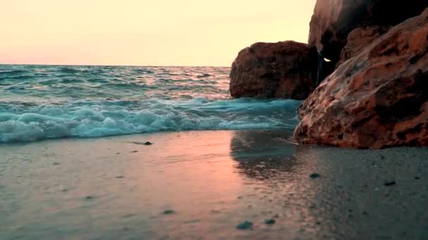 Olas Chocando Contra Rocas — Vídeo de stock