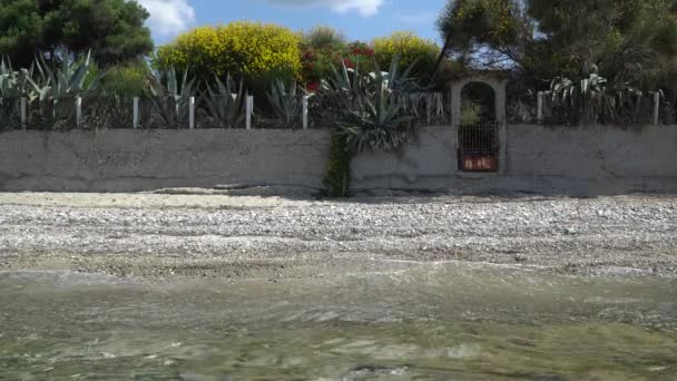 Playa Guijarros Con Valla Puerta Hierro Forjado Metal — Vídeo de stock