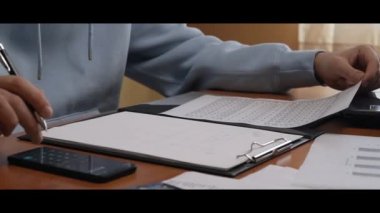 Genç adam banka hesabındaki bakiyeyi kontrol ediyor ve bir kredi kartıyla internetten satın alıyor. E-ticaret kavramı.