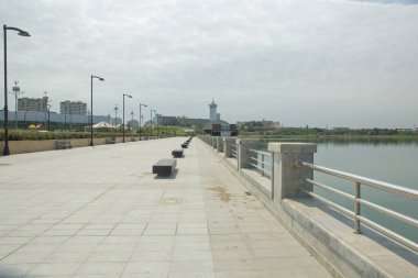 Gölün kenarında demir ve ahşaptan yapılmış oval bir köprü. Bakü Azerbaycan 'daki Boyukshor Gölü. Jeolojik verilere göre göldeki suyun ortalama derinliği 3.40-3.95 metredir. .