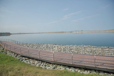 Gölün kenarında demir ve ahşaptan yapılmış oval bir köprü. Bakü Azerbaycan 'daki Boyukshor Gölü. Jeolojik verilere göre göldeki suyun ortalama derinliği 3.40-3.95 metredir. .