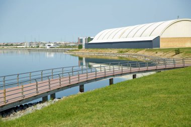 Gölün kenarında demir ve ahşaptan yapılmış oval bir köprü. Bakü Azerbaycan 'daki Boyukshor Gölü. Jeolojik verilere göre göldeki suyun ortalama derinliği 3.40-3.95 metredir. .