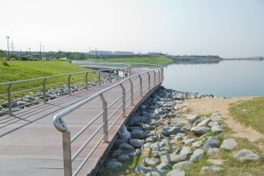 Gölün kenarında demir ve ahşaptan yapılmış oval bir köprü. Bakü Azerbaycan 'daki Boyukshor Gölü. Jeolojik verilere göre göldeki suyun ortalama derinliği 3.40-3.95 metredir. .