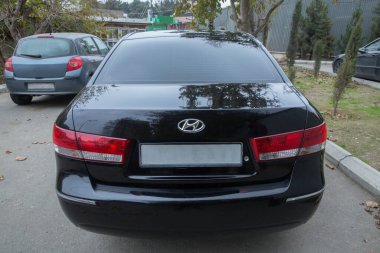 Azerbaycan, Bakü. 16.12.2020. Hyundai Sonata, 2.4 L, 2009 il. Direksiyon kontrolü, Müzik, Kontrol Sistemi Fonksiyonu ve arabada sesli telefon. modern araba iç mimarisi .
