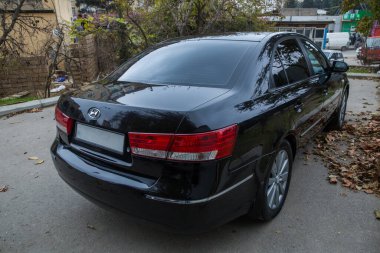 Azerbaycan, Bakü. 16.12.2020. Hyundai Sonata, 2.4 L, 2009 il. Direksiyon kontrolü, Müzik, Kontrol Sistemi Fonksiyonu ve arabada sesli telefon. modern araba iç mimarisi .