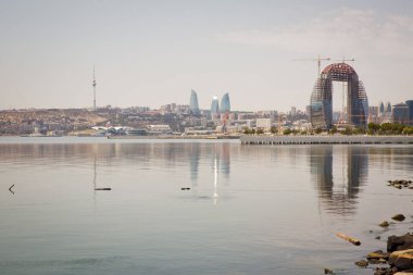 Azerbaycan, Bakü. 26.12.2020. Bakü şehrinde yeni bir modern bulvar. Bakü, Azerbaycan 'daki Caspian Körfezi Bulvarı. Bakü 'deki Ulusal Sahil Parkı.