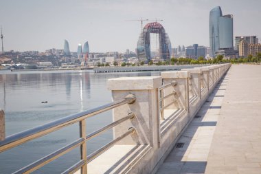 Azerbaycan, Bakü. 26.12.2020. Bakü şehrinde yeni bir modern bulvar. Bakü, Azerbaycan 'daki Caspian Körfezi Bulvarı. Bakü 'deki Ulusal Sahil Parkı.