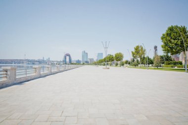 Bakü şehrinde yeni bir modern bulvar. Bakü, Azerbaycan 'daki Caspian Körfezi Bulvarı. Bakü 'deki Ulusal Sahil Parkı.