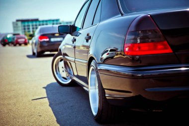 Bakü, Azerbaycan. 14.11.2020. Mercedes C 230, 2.3 L, 1999 il Siyah renk Arabanın arkası 