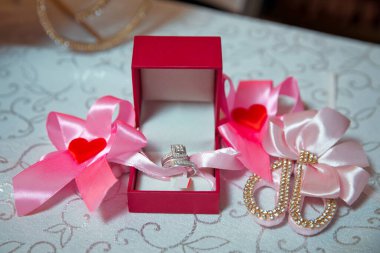 Beyaz altın. Nişan yüzükleri. Kırmızı yüzük kutusu. Makas üzerinde yapay kaşlar var. Kırmızı kalp. Paskalya Perhizi. Kırmızı hediye kutusu kapalı. Aşk sembolü mücevherler. Evlilik için iki altın yüzük..