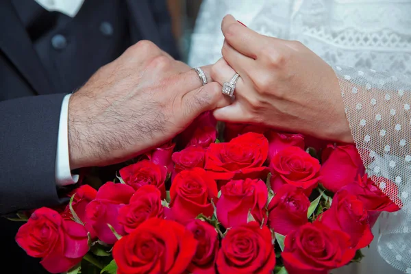 Tienen Anillo Oro Blanco Sus Manos Superficie Mano Del Novio — Foto de Stock