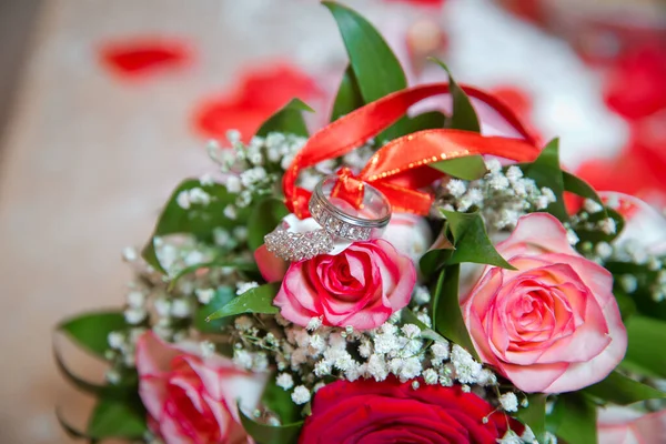 Gouden Trouwringen Een Boeket Van Rode Witte Bloemen Ringen Het — Stockfoto