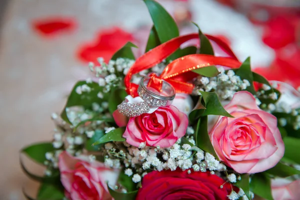 Goldene Trauringe Einem Strauß Roter Und Weißer Blumen Ringe Brautstrauß — Stockfoto