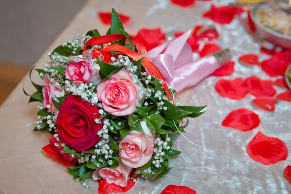 Золоті Обручки Букет Червоних Білих Квітів Кільця Весільний Букет Кільця — стокове фото