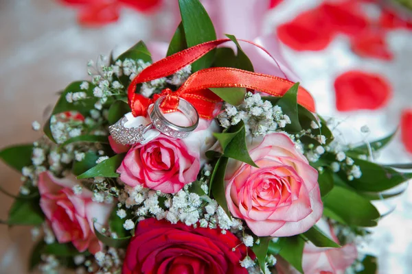 Χρυσές Βέρες Ένα Μπουκέτο Κόκκινα Και Λευκά Λουλούδια Δαχτυλίδια Στο — Φωτογραφία Αρχείου