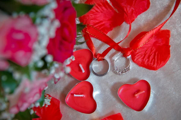 Χρυσές Βέρες Κεριά Κόκκινης Καρδιάς Κόκκινα Ροδοπέταλα Γαμήλιο Μπουκέτο — Φωτογραφία Αρχείου